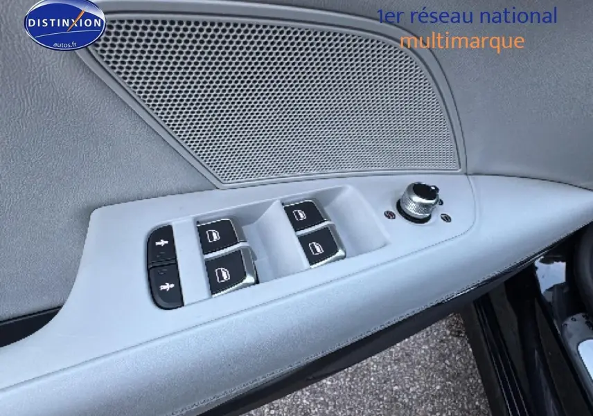 Gros plan sur la commande des vitres côté gauche de l’Audi S7 Sportback noire, avec haut-parleur intégré.