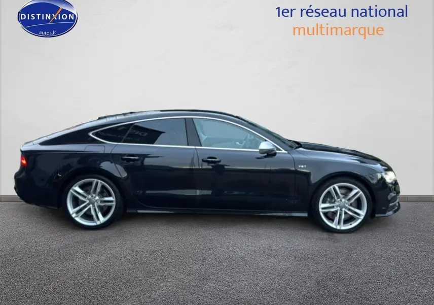 Audi S7 Sportback noir vue de profil côté gauche avec jantes alu et rétroviseurs argentés.