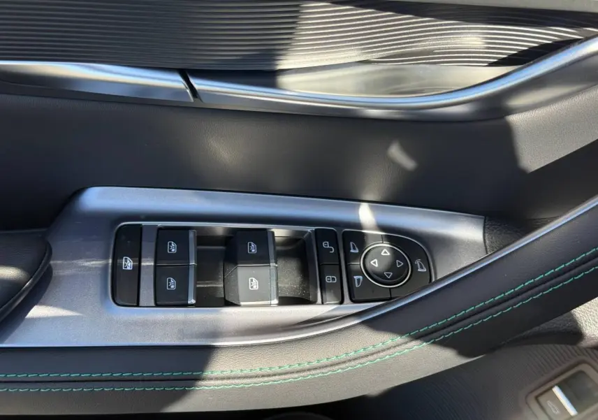 Gros plan sur la commande des vitres et rétroviseurs côté conducteur du BYD SEAL U 1.5 DM-i en finition Boundless Cloud métallisé.