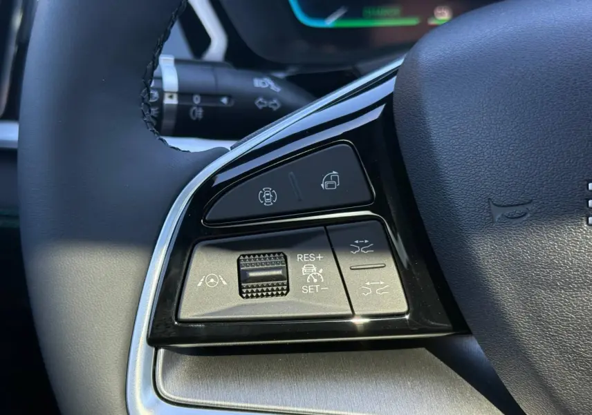 Gros plan sur les commandes du volant noir du BYD SEAL U 2026, avec boutons de régulateur de vitesse et assistance.
