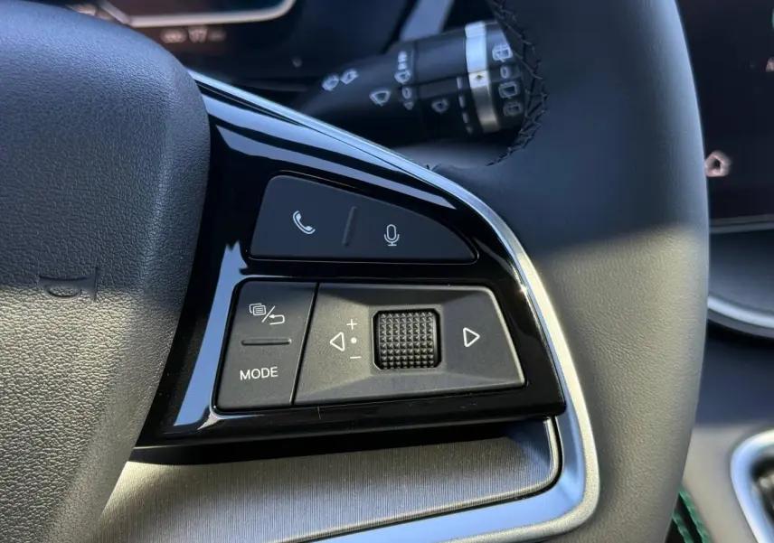 Gros plan sur les commandes multifonctions noires du volant du BYD SEAL U, finition Design AWD.