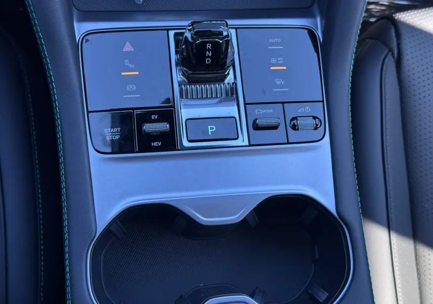 Vue rapprochée de la console centrale grise du BYD SEAL U 1.5 DM-i avec levier de vitesses cristal et boutons tactiles.