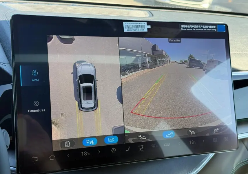 Écran tactile intérieur montrant la caméra 360° et vue arrière du BYD SEAL U hybride en stationnement.