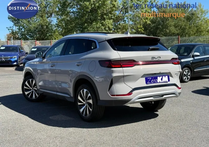 Vue 3/4 arrière droite du SUV BYD SEAL U 1.5 DM-i 324ch Design AWD en Boundless Cloud métallisé, avec feux arrière LED.