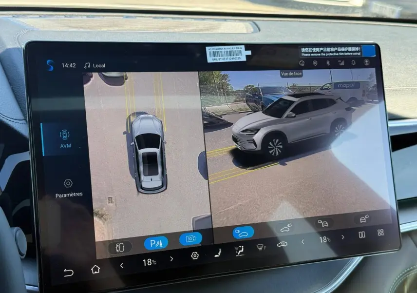 Vue écran intérieur montrant la caméra 360° du BYD SEAL U hybride en Boundless Cloud métallisé côté droit.