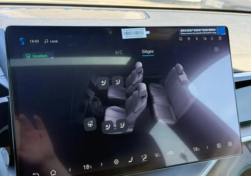 Écran tactile intérieur du BYD SEAL U 2026 affichant le réglage des sièges chauffants et ventilés.