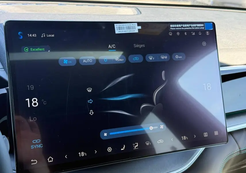 Écran tactile central du tableau de bord du BYD SEAL U 1.5 DM-i 324ch Design AWD, affichant la climatisation.