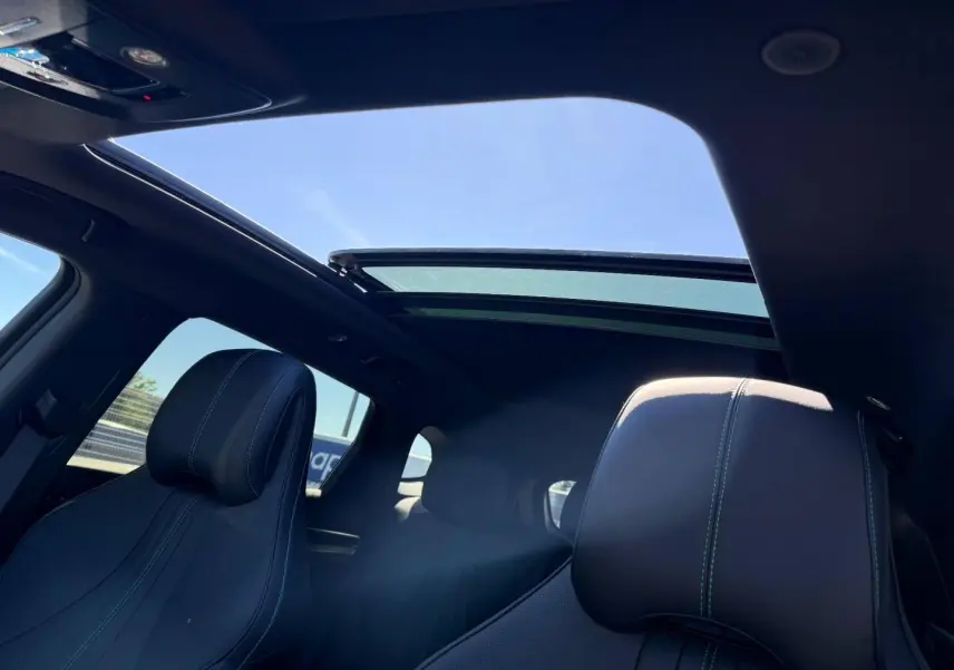 Vue intérieure du toit panoramique ouvert et des sièges avant en cuir noir du BYD SEAL U 1.5 DM-i 324ch Design AWD.