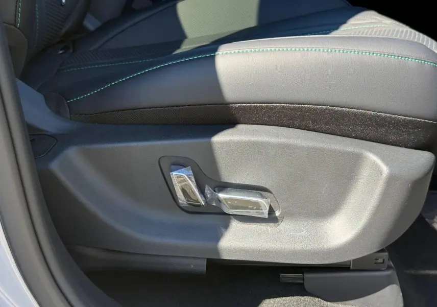 Détail du côté gauche du siège conducteur noir avec surpiqûres vertes du BYD SEAL U 2026 hybride rechargeable.