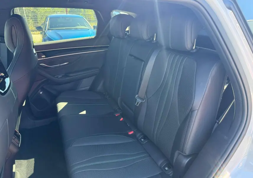 Vue intérieure côté droit des sièges arrière noirs en cuir du BYD SEAL U 1.5 DM-i 324ch Design AWD 2026.