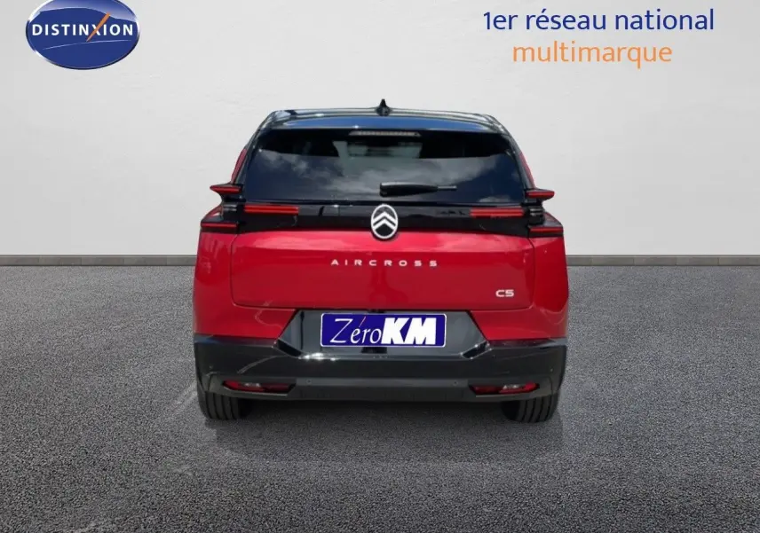 Vue arrière d'un Citroën C5 Aircross Hybrid 145ch BVA Plus rouge rubis métallisé, avec feux arrière noirs et logo centré.
