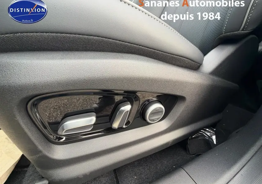 Réglages électriques des sièges côté gauche d’un JAECOO J7 1.5 PHEV Exclusive, intérieur noir.