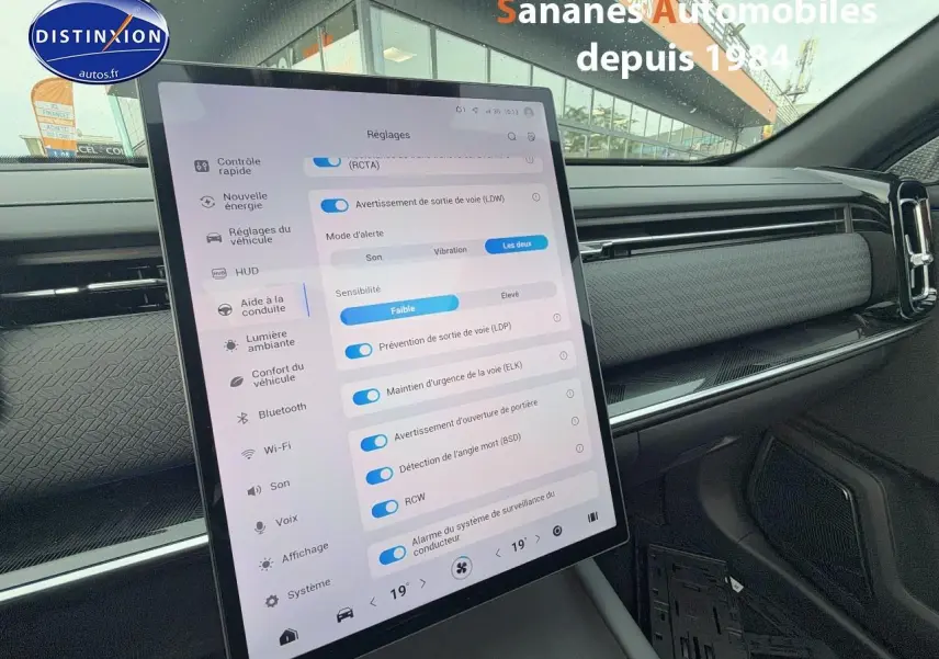 Intérieur du JAECOO J7 1.5 PHEV 2026, vue de la console centrale avec grand écran tactile et finitions modernes.