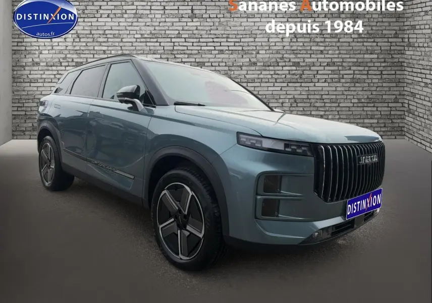 SUV JAECOO J7 vert olive en 3/4 avant droit, avec calandre verticale noire et jantes modernes.