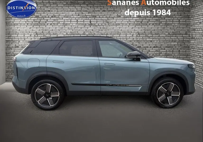 Vue de profil côté gauche du SUV JAECOO J7 2026 en vert olive avec toit noir et jantes modernes.