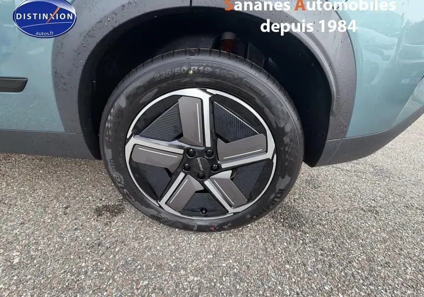 Gros plan sur la roue avant gauche du JAECOO J7 1.5 PHEV vert olive avec jante noire et grise distinctive.
