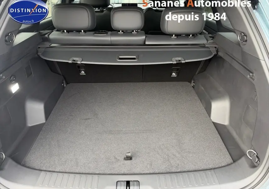 Coffre ouvert vu de l'arrière d'un JAECOO J7 1.5 PHEV Exclusive 2026, intérieur gris sans chargement visible.
