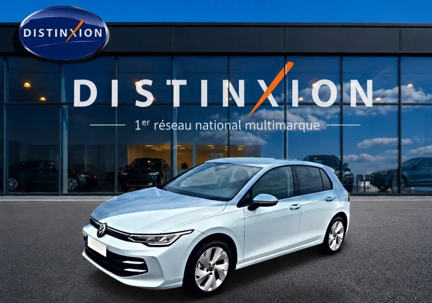Volkswagen Golf 1.5 etsi evo2 116 life bleu glacier en 3/4 avant droit devant showroom Distinxion.