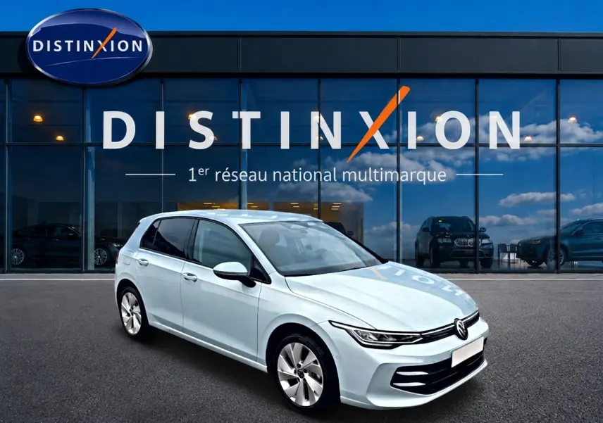 Volkswagen Golf 1.5 ETSI evo2 bleu glacier en 3/4 avant droit, avec jantes alu 17 pouces devant showroom Distinxion.