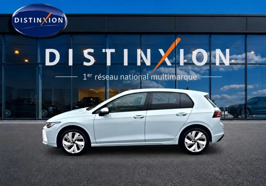 Vue latérale droite d'une Volkswagen Golf 1.5 ETSI evo2 116 Life DSG7 bleu glacier devant une vitrine Distinxion.