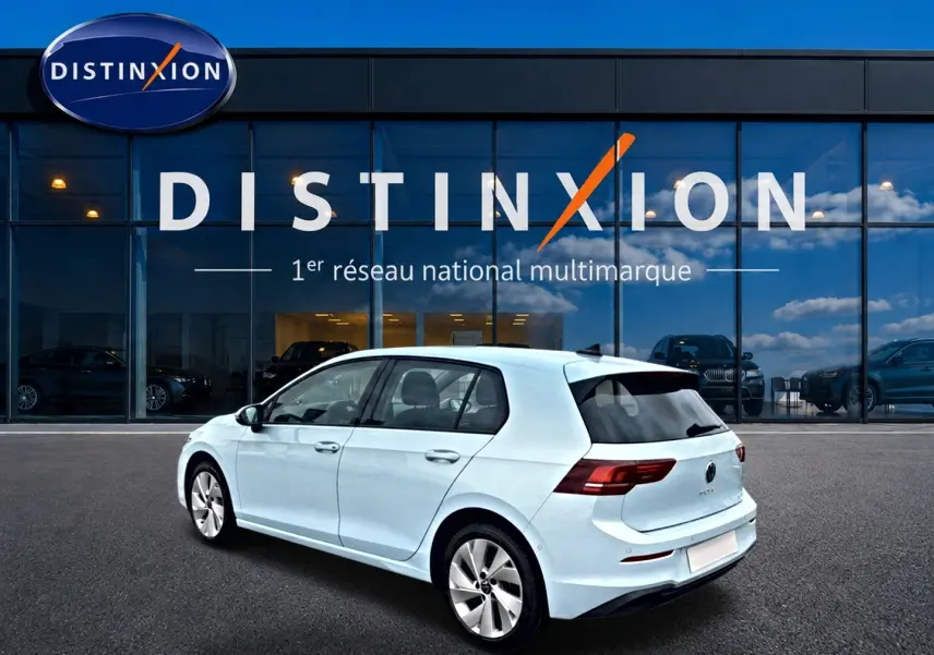 Volkswagen Golf 1.5 etsi evo2 bleu glacier vue 3/4 arrière droit devant un showroom Distinxion.