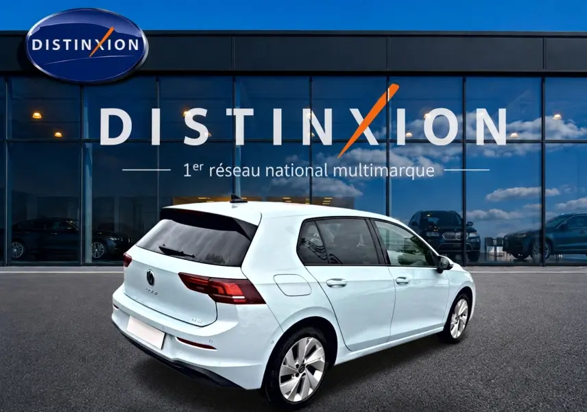 Vue 3/4 arrière droite d'une Volkswagen Golf 1.5 etsi evo2 116 life dsg7 bleu glacier avec vitres arrière surteintées.