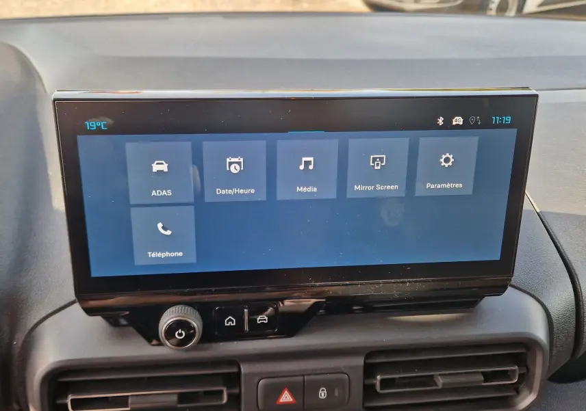 Écran tactile central du tableau de bord du Citroën Berlingo gris Artense, affichant les options ADAS et multimédia.