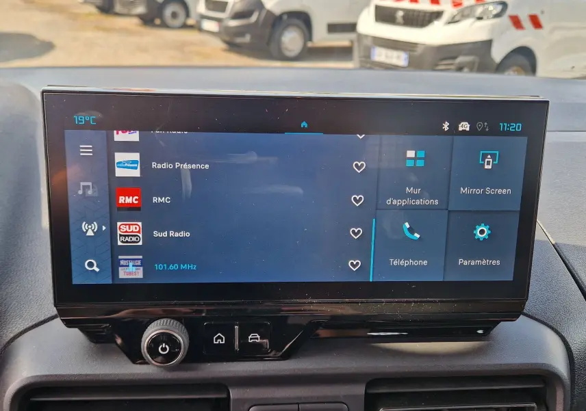 Écran tactile central du tableau de bord du Citroën Berlingo gris Artense, affichant les options radio et téléphone.