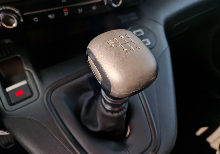Gros plan sur le levier de vitesses manuel gris du Citroën Berlingo 2025, avec indication des 6 rapports et marche arrière.