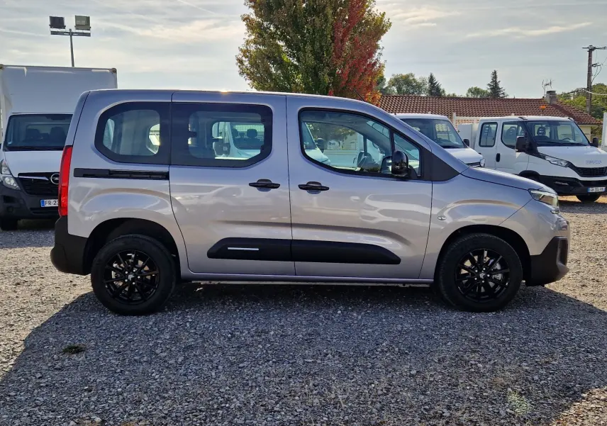 Profil droit du Citroën Berlingo gris Artense 2025 avec jantes noires et grille de séparation visible à l'intérieur.
