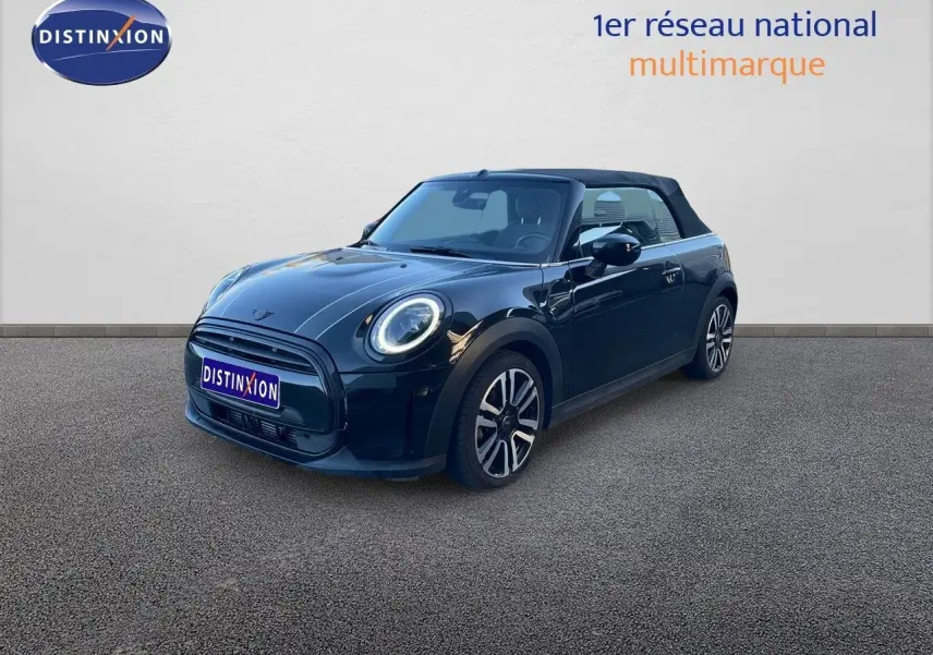 Vue 3/4 avant d'une MINI Cabriolet F57 noire Midnight Metal avec capote fermée et jantes bi-ton.