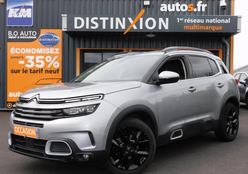 Citroën C5 Aircross 2020 vue 3/4 avant côté gauche, carrosserie argentée et jantes alliage noires brillantes.