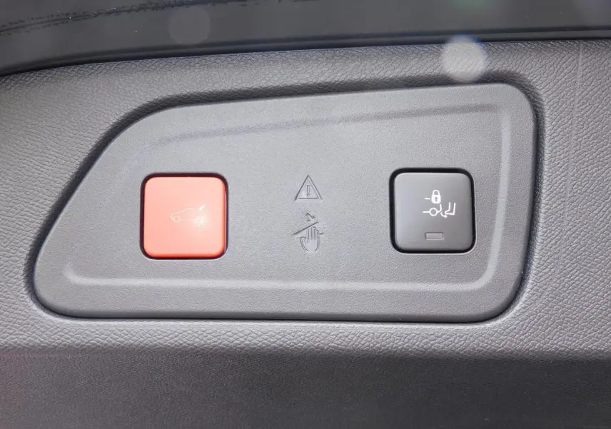 Boutons rouge et noir pour ouverture et verrouillage du hayon électrique sur Citroën C5 Aircross 2020, intérieur.