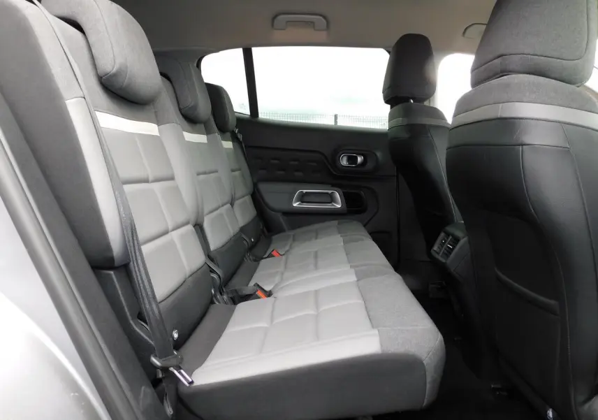 Vue latérale intérieure des sièges arrière gris clair et foncé du Citroën C5 Aircross 2020 avec appuie-têtes et ceintures visibles.