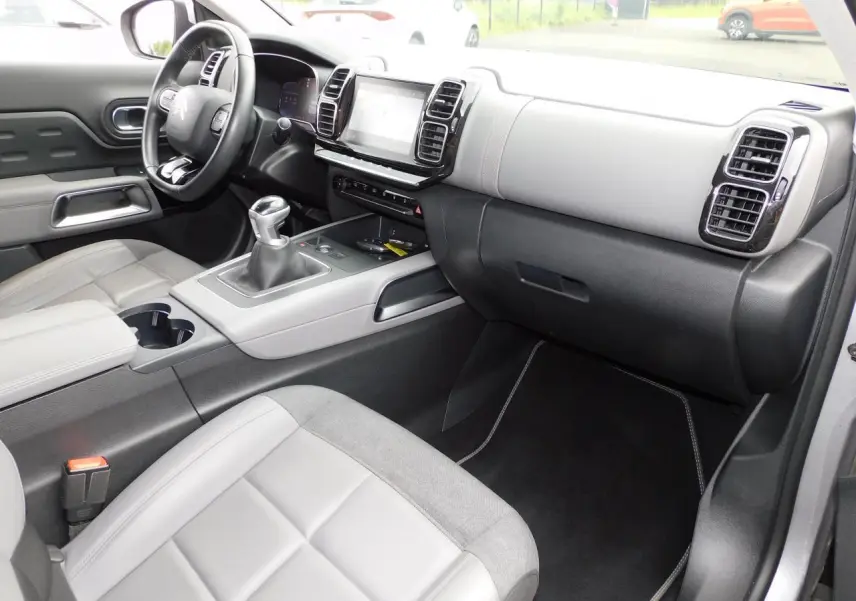 Intérieur clair de la Citroën C5 Aircross 2020, vue côté passager avec tableau de bord et console centrale manuelle.