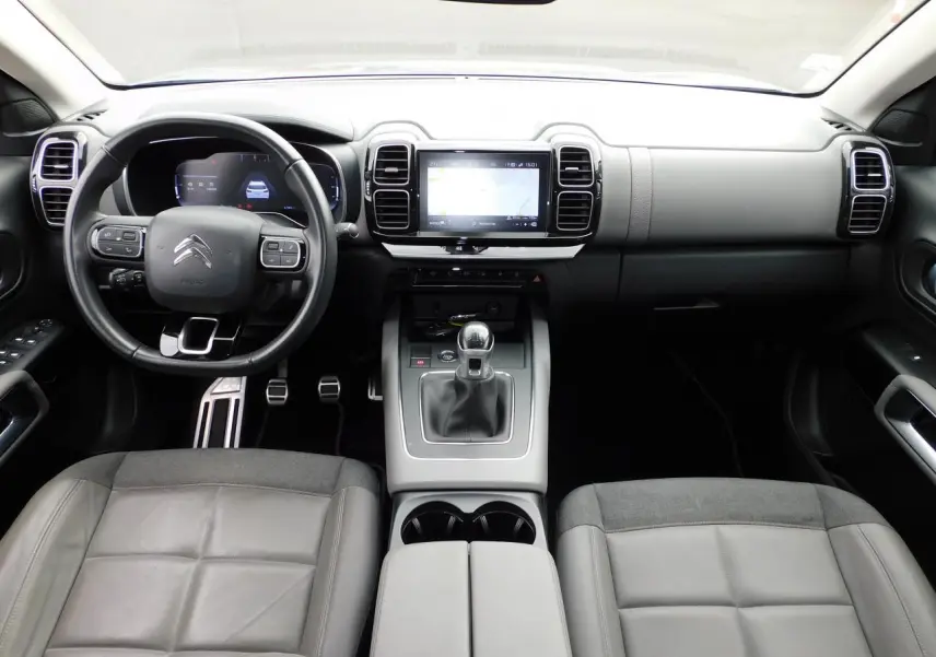 Vue intérieure avant du Citroën C5 Aircross 2020, tableau de bord moderne avec écran tactile et volant multifonction noir.