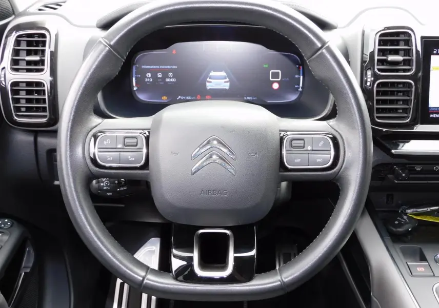 Vue frontale du volant noir et du combiné numérique du tableau de bord du Citroën C5 Aircross 2020 essence.