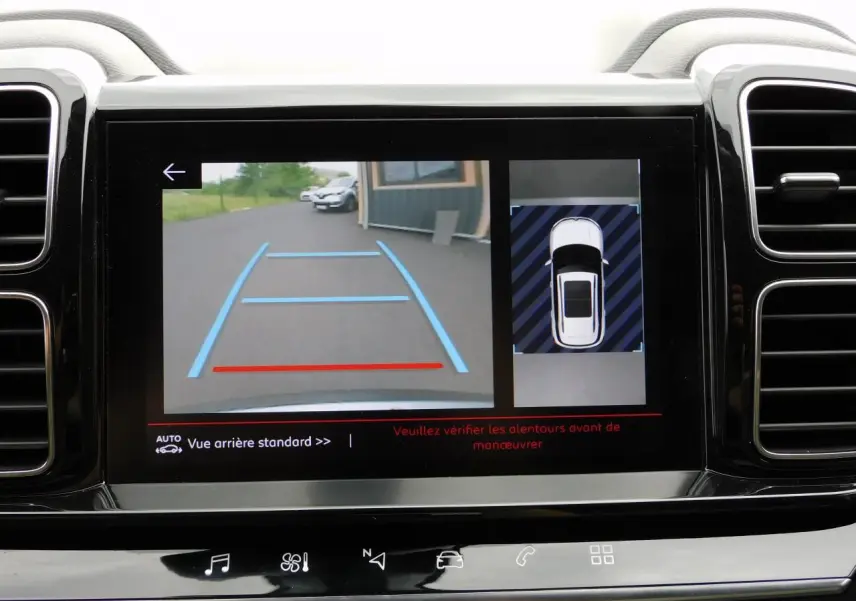 Écran central du Citroën C5 Aircross 2020 montrant la caméra de recul et l'aide au stationnement en vue arrière.