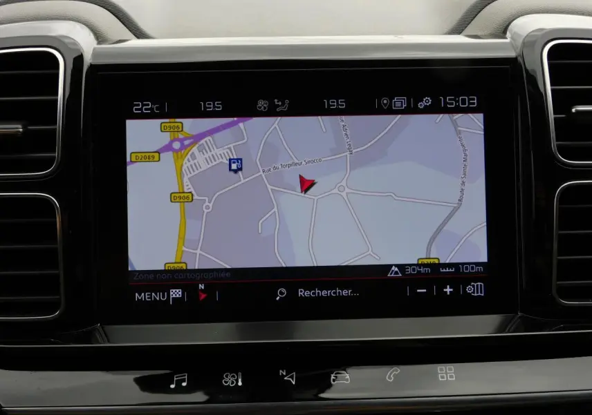 Écran central tactile du GPS du Citroën C5 Aircross 2020 affichant une carte routière en intérieur noir brillant.