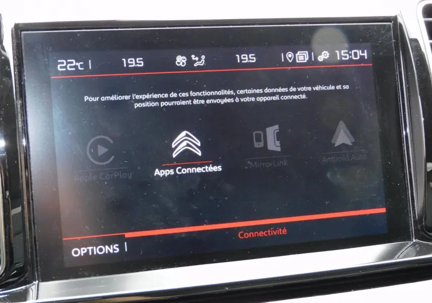 Écran tactile central du Citroën C5 Aircross 2020 affichant les options de connectivité et la température intérieure.