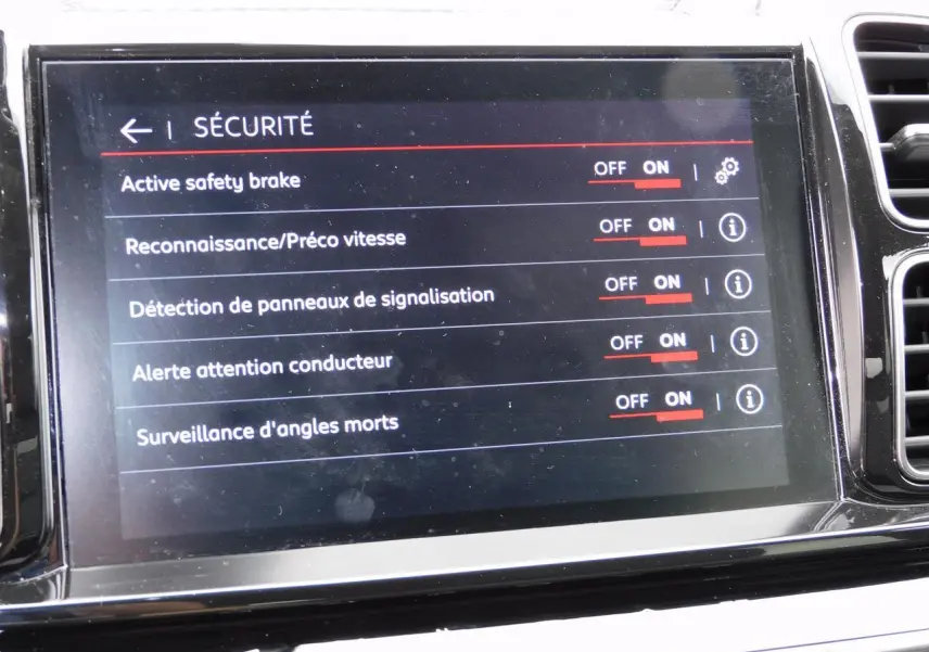 Écran tactile central du Citroën C5 Aircross 2020 affichant les options de sécurité activées en mode nuit.