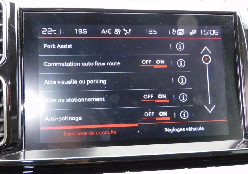 Écran tactile central du Citroën C5 Aircross 2020 montrant les réglages d'aide à la conduite en intérieur noir brillant.