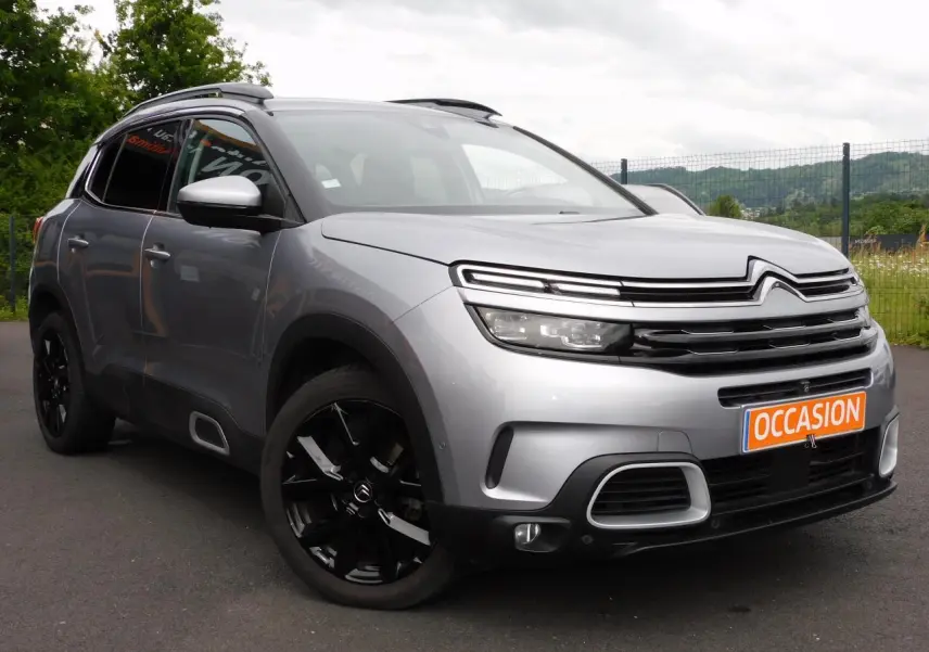 Citroën C5 Aircross gris clair en 3/4 avant droit avec jantes noires et calandre noire brillante
