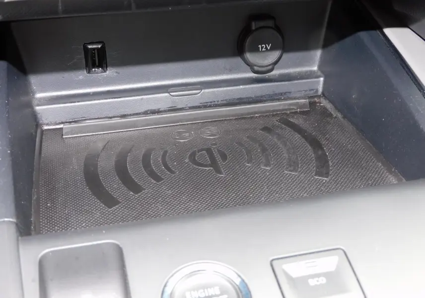 Gros plan sur le chargeur smartphone sans fil noir dans la console centrale du Citroën C5 Aircross 2020.