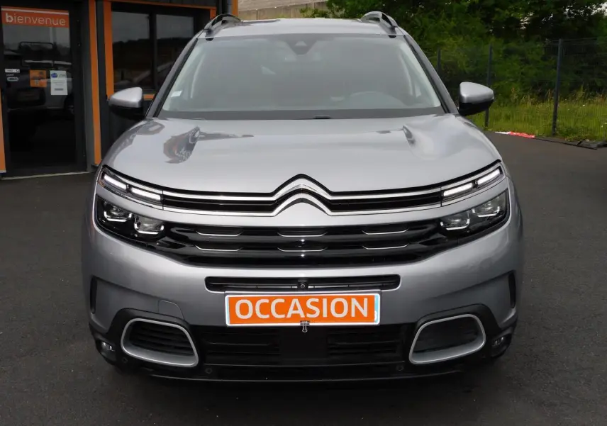 Vue frontale d'un Citroën C5 Aircross gris avec calandre noire brillante et plaque "OCCASION" orange.