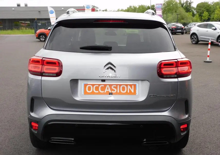 Vue arrière d'un Citroën C5 Aircross gris avec feux arrière LED et plaque d'immatriculation "OCCASION" visible.