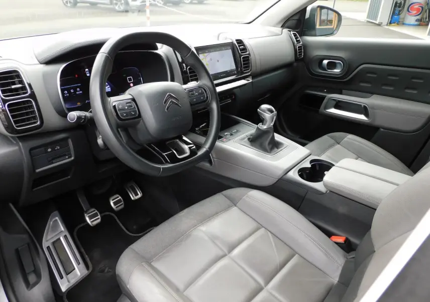 Intérieur de Citroën C5 Aircross 2020 vu côté conducteur, avec tableau de bord numérique et levier de vitesse manuel.