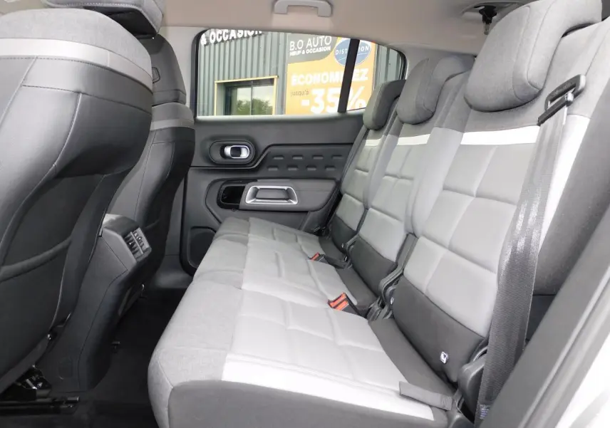 Vue latérale droite des sièges arrière gris clair et foncé du Citroën C5 Aircross 2020 avec appuie-têtes et ceintures visibles.