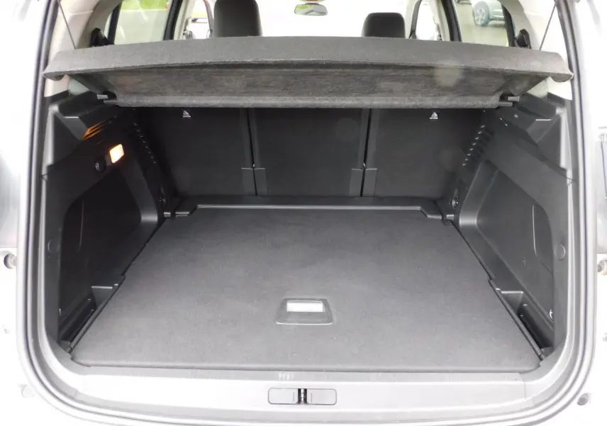 Coffre ouvert vu de l'arrière du Citroën C5 Aircross 1.2 PureTech 130 Shine, intérieur noir spacieux et propre.