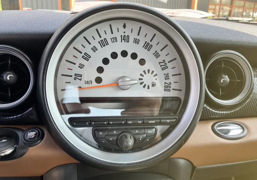 Tableau de bord de MINI Cooper S R56 2012, cadran de vitesse central blanc et garniture intérieure marron.